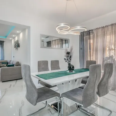 Luxury Lure Apartman *